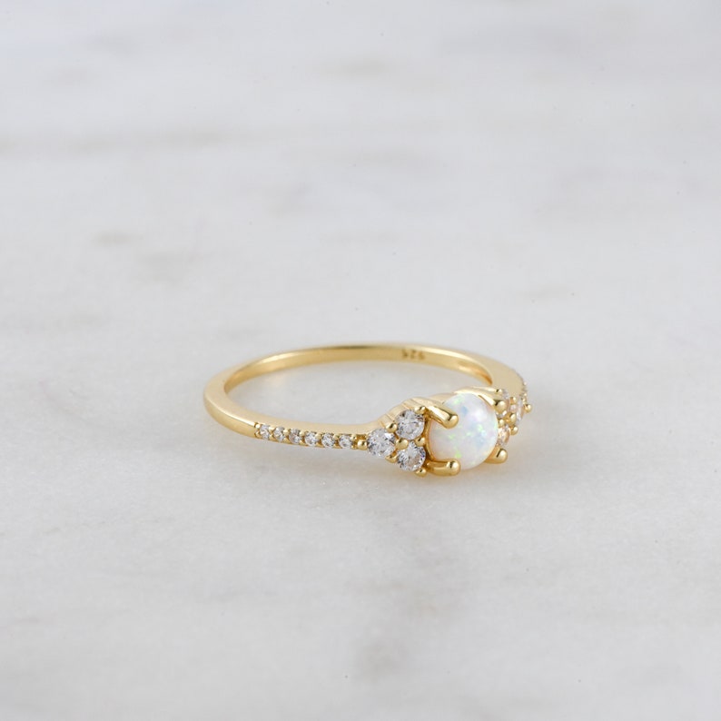Anillo de ópalo blanco, anillo apilable de ópalo, anillo de ópalo blanco y circonita cúbica, anillo de ópalo dorado delicado, anillo de ópalo en plata esterlina, anillo de ópalo delicado, ópalo dorado imagen 4