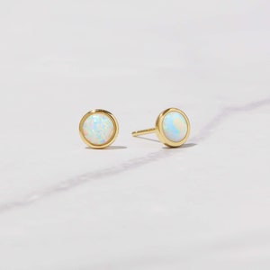Opal Ohrstecker, Opal Ohrringe, Ohrstecker, Opal Ohrstecker, Opal Schmuck, Oktober Geburtsstein, Opal, Geschenk für sie, zierliche Ohrringe