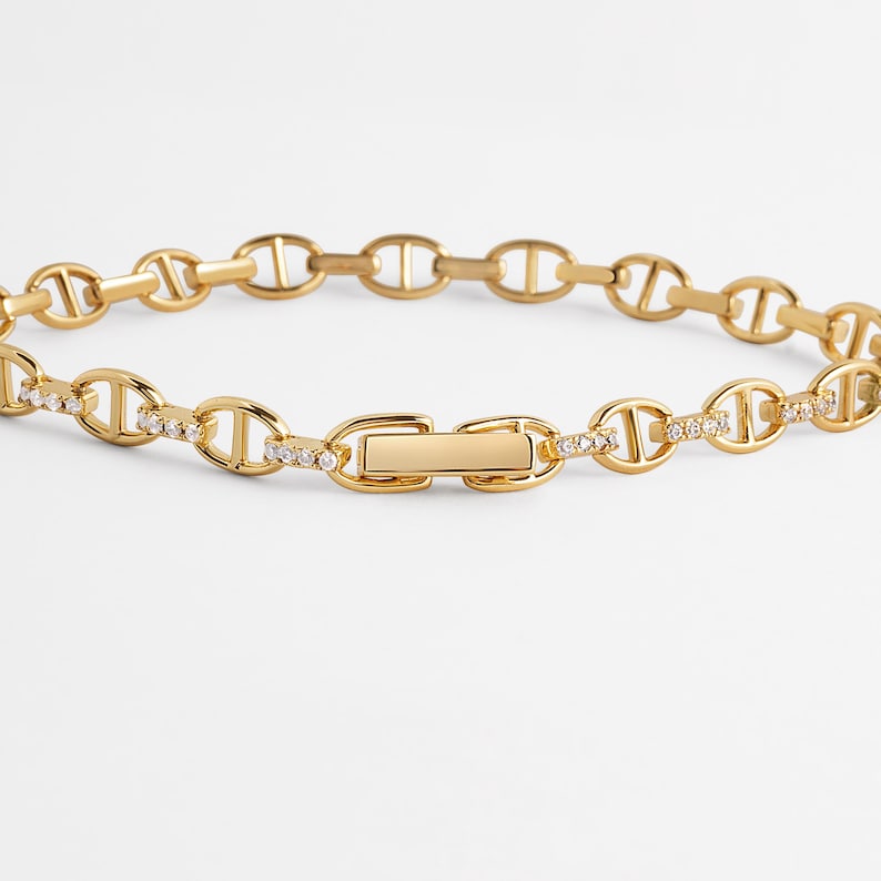 an image of the latch of a tennis bracelet
