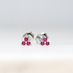 Tiny Ruby-stekers, Ruby-stekers, Oorknopjes, Sierlijke Oorknopjes, Kleine Oorknopjes, Tiny Stud Oorbellen, Minimalistische Oorbellen afbeelding 7