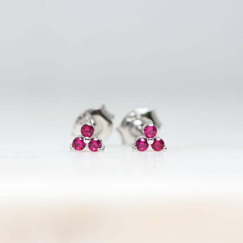 Tiny Ruby-stekers, Ruby-stekers, Oorknopjes, Sierlijke Oorknopjes, Kleine Oorknopjes, Tiny Stud Oorbellen, Minimalistische Oorbellen afbeelding 7
