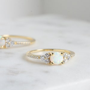 Anillo de ópalo blanco, anillo apilable de ópalo, anillo de ópalo blanco y circonita cúbica, anillo de ópalo dorado delicado, anillo de ópalo en plata esterlina, anillo de ópalo delicado, ópalo dorado imagen 5
