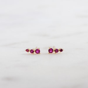 Pendientes trepadores de orejas, aretes de rubí, aretes trepadores delicados, aretes trepadores de cartílago, aretes con piedra de nacimiento de julio, regalo para ella, aretes de rubí