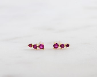 Ear Climber oorbellen, robijnrode geboortesteen, stekers, oorknopjes, kleine gouden oorbellen, robijnrode oorbellen, geboortesteensieraden, CZ-stekers, cadeau voor haar