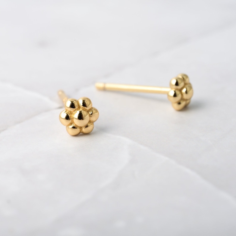 Kleine Ohrstecker, Kleine Blumen Ohrstecker, Minimalist Ohrstecker, Gold Ohrstecker, Sterling Silber Ohrstecker, kleine Ohrringe, Geschenk für sie Bild 1