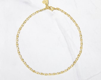 Op de afbeelding: Een gouden ketting met een hartvormige hanger.