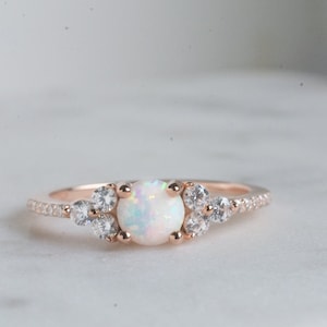 Anillo de ópalo blanco, anillo apilable de ópalo, anillo de ópalo blanco y circonita cúbica, anillo de ópalo dorado delicado, anillo de ópalo en plata esterlina, anillo de ópalo delicado, ópalo dorado imagen 8