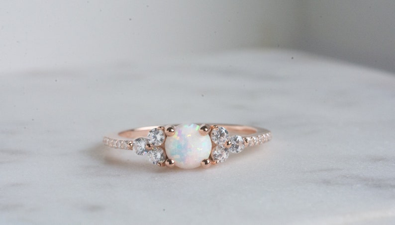 Anillo de ópalo blanco, anillo apilable de ópalo, anillo de ópalo blanco y circonita cúbica, anillo de ópalo dorado delicado, anillo de ópalo en plata esterlina, anillo de ópalo delicado, ópalo dorado imagen 8