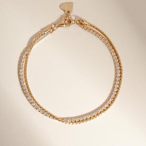 Conjunto de duas pulseiras da Sami Jewels: uma delicada pulseira de tênis com diamantes e uma pulseira de corrente fina. Pulseira ajustável para mulheres.