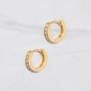 Pendientes de ópalo, pendientes de aro Huggie, joyería de ópalo, regalo de cumpleaños de octubre, pendientes de aro pequeños, pendientes delicados, pendientes minimalistas imagen 4