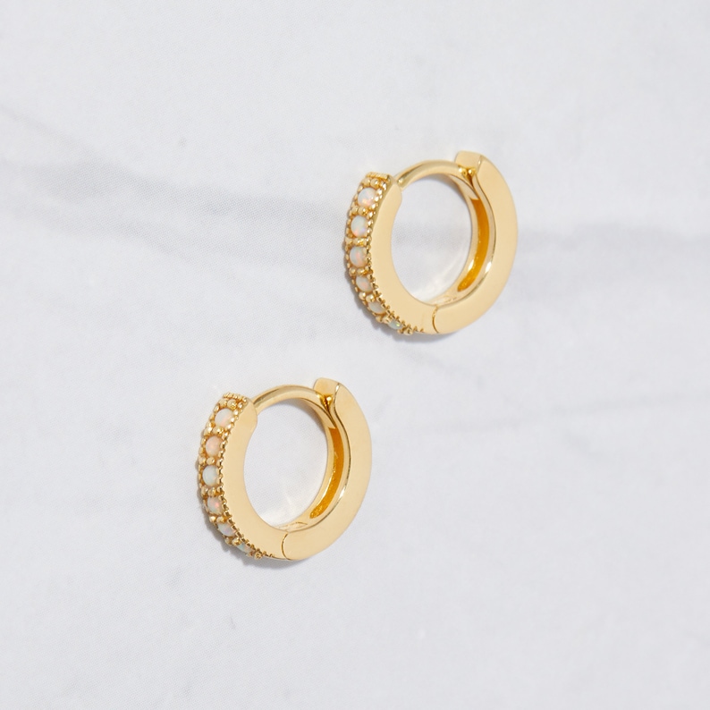 Pendientes de ópalo, pendientes de aro Huggie, joyería de ópalo, regalo de cumpleaños de octubre, pendientes de aro pequeños, pendientes delicados, pendientes minimalistas imagen 4