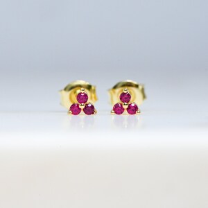 Tiny Ruby-stekers, Ruby-stekers, Oorknopjes, Sierlijke Oorknopjes, Kleine Oorknopjes, Tiny Stud Oorbellen, Minimalistische Oorbellen afbeelding 5