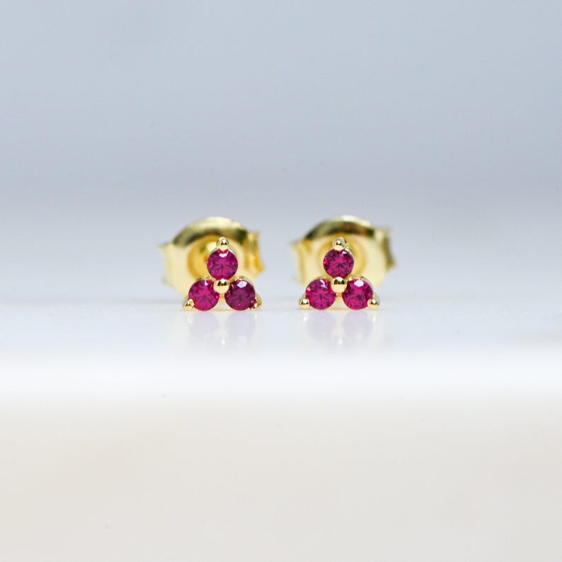 Tiny Ruby-stekers, Ruby-stekers, Oorknopjes, Sierlijke Oorknopjes, Kleine Oorknopjes, Tiny Stud Oorbellen, Minimalistische Oorbellen afbeelding 5