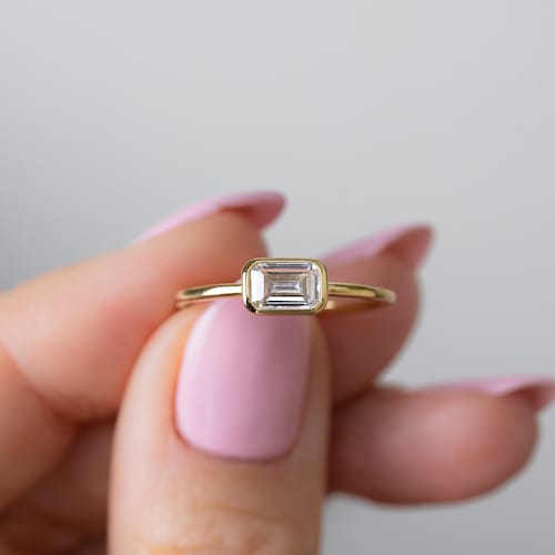 Bague baguette, bague rectangle, bague serti clos, bague de fiançailles serti clos, bague taille émeraude, cadeau pour elle, bague fine, bague minimaliste