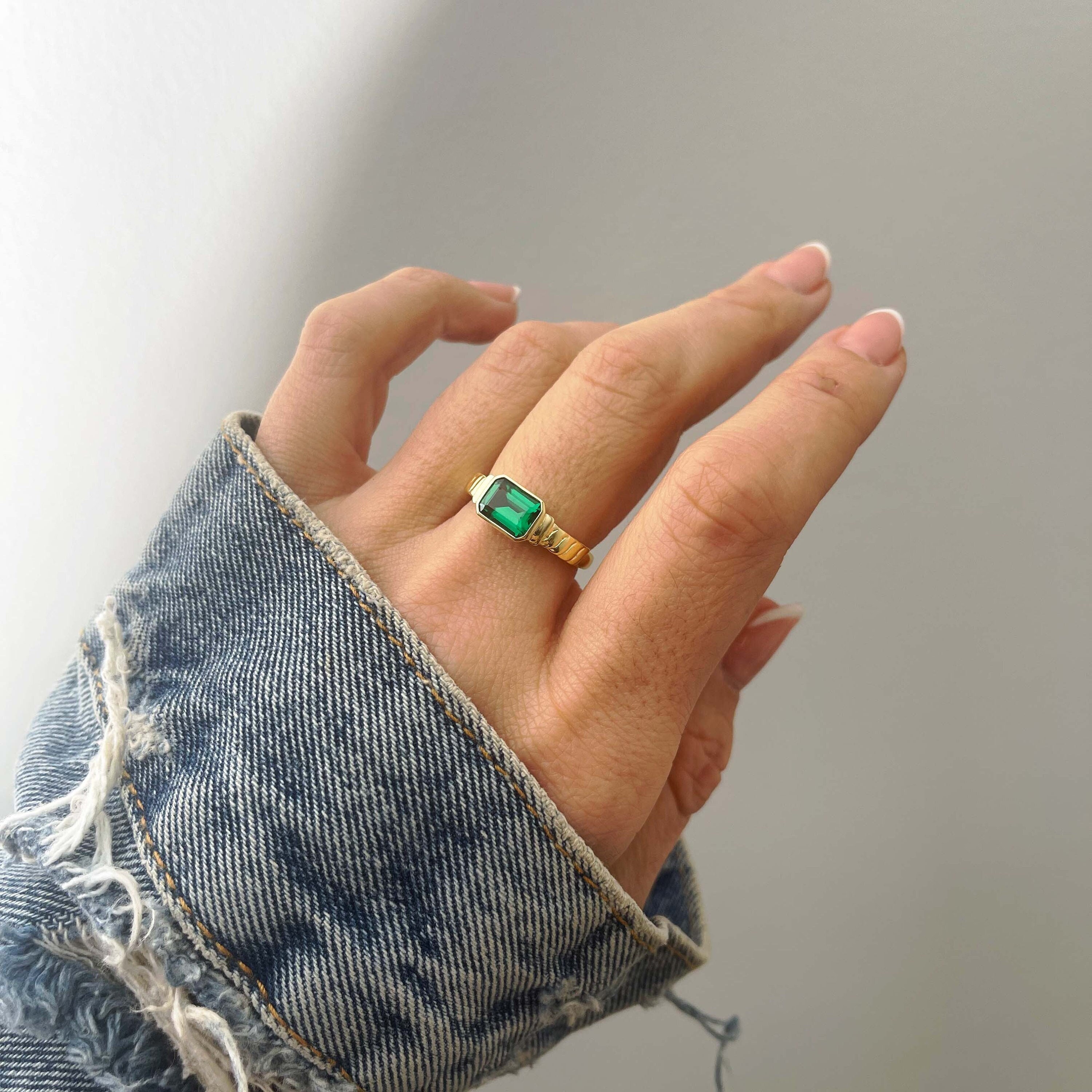 Sieraden Ringen Stapelbare ringen CZ Solitaire Ring WATERDICHTE RING Sqoare Emerald Statement Ring Elegante Ring mei Verjaardag Ring Moeders Gift 18K Gouden Emerald Signet Ring 