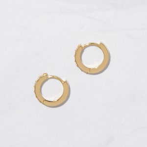Pendientes de ópalo, pendientes de aro Huggie, joyería de ópalo, regalo de cumpleaños de octubre, pendientes de aro pequeños, pendientes delicados, pendientes minimalistas imagen 8