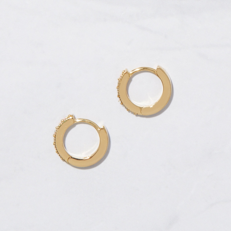 Pendientes de ópalo, pendientes de aro Huggie, joyería de ópalo, regalo de cumpleaños de octubre, pendientes de aro pequeños, pendientes delicados, pendientes minimalistas imagen 8