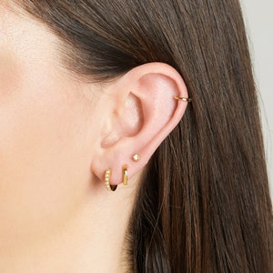Pendientes de ópalo, pendientes de aro Huggie, joyería de ópalo, regalo de cumpleaños de octubre, pendientes de aro pequeños, pendientes delicados, pendientes minimalistas imagen 5