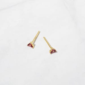 Tiny Ruby-stekers, Ruby-stekers, Oorknopjes, Sierlijke Oorknopjes, Kleine Oorknopjes, Tiny Stud Oorbellen, Minimalistische Oorbellen afbeelding 3