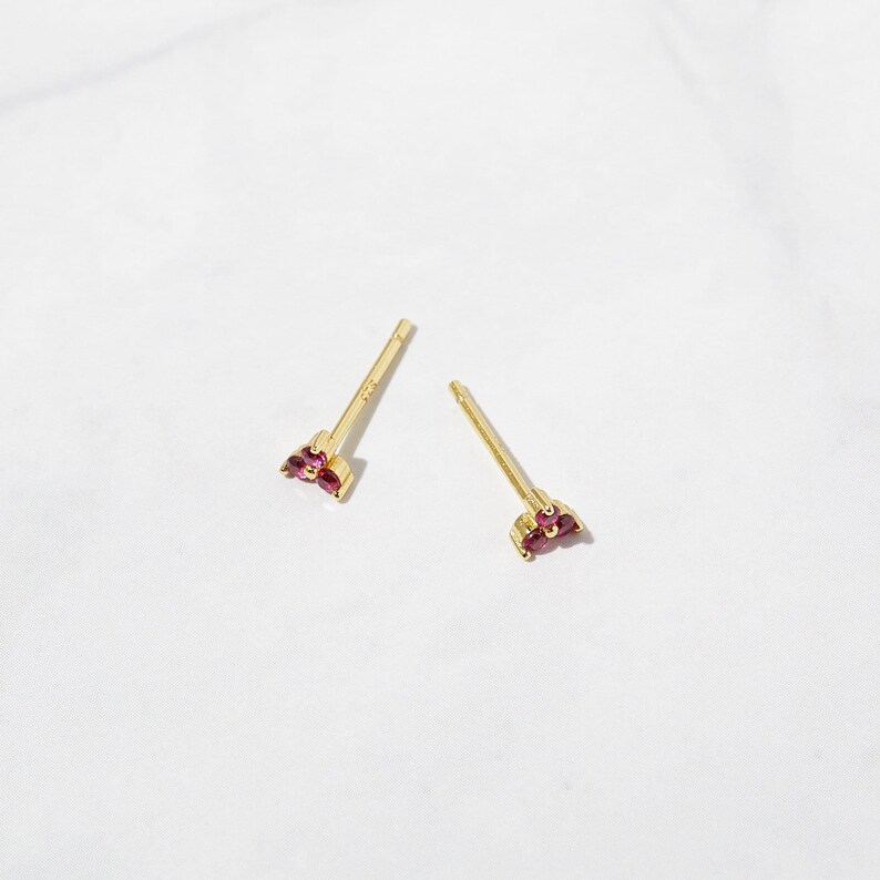 Tiny Ruby-stekers, Ruby-stekers, Oorknopjes, Sierlijke Oorknopjes, Kleine Oorknopjes, Tiny Stud Oorbellen, Minimalistische Oorbellen afbeelding 3