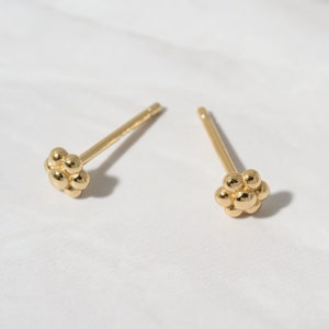 Kleine Ohrstecker, Kleine Blumen Ohrstecker, Minimalist Ohrstecker, Gold Ohrstecker, Sterling Silber Ohrstecker, kleine Ohrringe, Geschenk für sie Bild 7