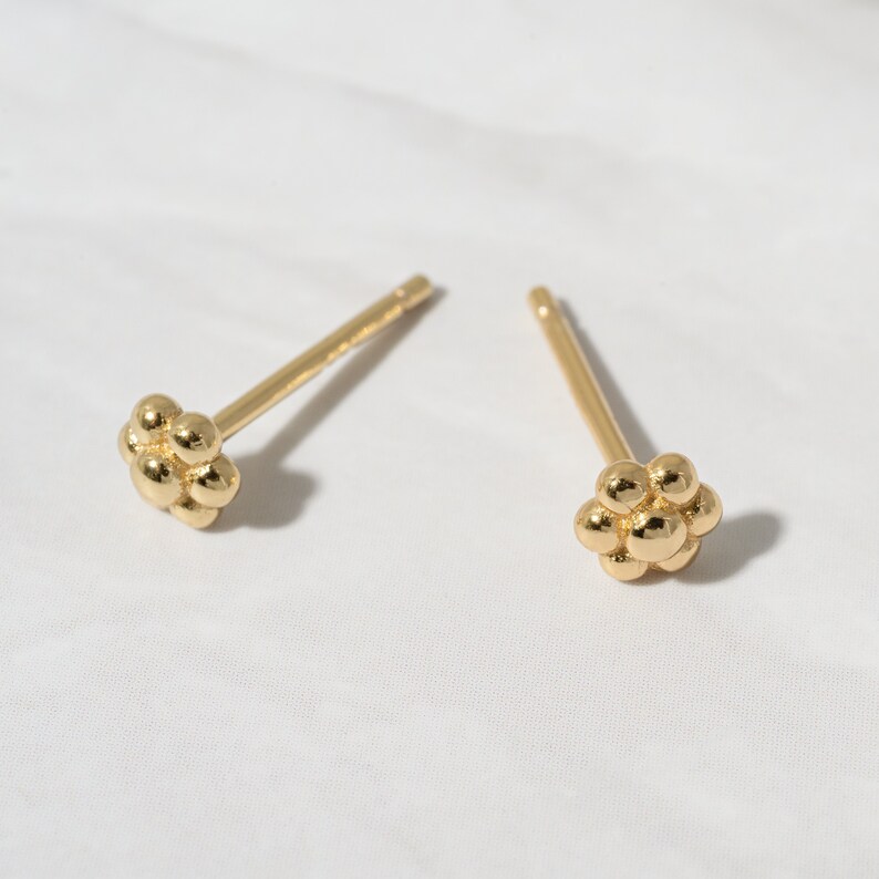 Kleine Ohrstecker, Kleine Blumen Ohrstecker, Minimalist Ohrstecker, Gold Ohrstecker, Sterling Silber Ohrstecker, kleine Ohrringe, Geschenk für sie Bild 7