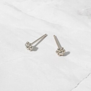 Kleine Ohrstecker, Kleine Blumen Ohrstecker, Minimalist Ohrstecker, Gold Ohrstecker, Sterling Silber Ohrstecker, kleine Ohrringe, Geschenk für sie Bild 5
