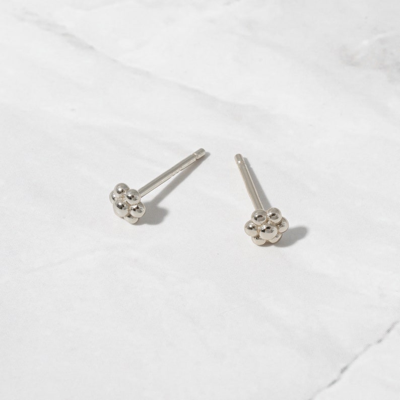 Kleine Ohrstecker, Kleine Blumen Ohrstecker, Minimalist Ohrstecker, Gold Ohrstecker, Sterling Silber Ohrstecker, kleine Ohrringe, Geschenk für sie Bild 5
