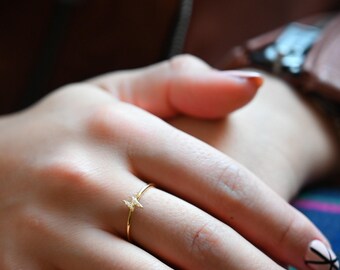 Anillo de rayo, delicado anillo apilable, anillo minimalista de oro, anillo de diamantes sencillo, anillo fino, regalo para ella, anillo delicado, anillo apilable