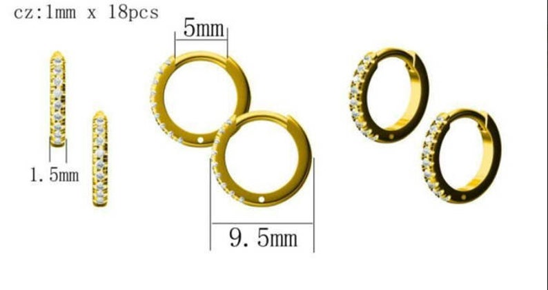 Puede incluir: Un par de pendientes de aro de oro con una fila de peque&ntilde;as piedras de circonita c&uacute;bica transparentes alrededor del aro. Los pendientes tienen un di&aacute;metro de 9,5 mm y un ancho de 5 mm.  cz: 1 mm x 18pcs