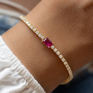 Bracelet tennis rubis avec breloque baguette, bracelet tennis or, bracelet tennis zircone cubique, bracelet délicat, cadeau de naissance en mai pour elle