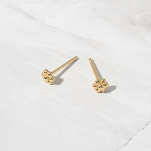 Kleine Ohrstecker, Kleine Blumen Ohrstecker, Minimalist Ohrstecker, Gold Ohrstecker, Sterling Silber Ohrstecker, kleine Ohrringe, Geschenk für sie Bild 4