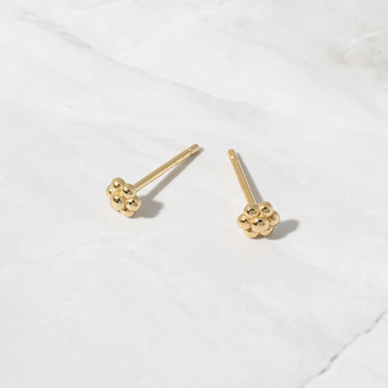 Kleine Ohrstecker, Kleine Blumen Ohrstecker, Minimalist Ohrstecker, Gold Ohrstecker, Sterling Silber Ohrstecker, kleine Ohrringe, Geschenk für sie Bild 4