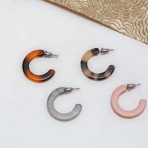 Tortoise Hoop Earrings Small Tortoise 25 mm Hoop Earrings Small Hoops Acetate Earrings Resin Jewelry Tortoise Jewelry Boho Jewelry image 9