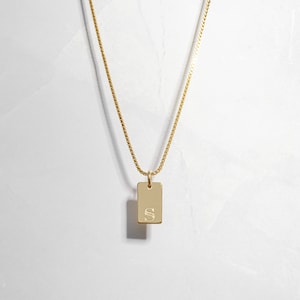 Collier plaque initiale, collier prénom, pendentif lettre gravé personnalisé, collier initiale, collier lettre, cadeau personnalisé, cadeau pour elle