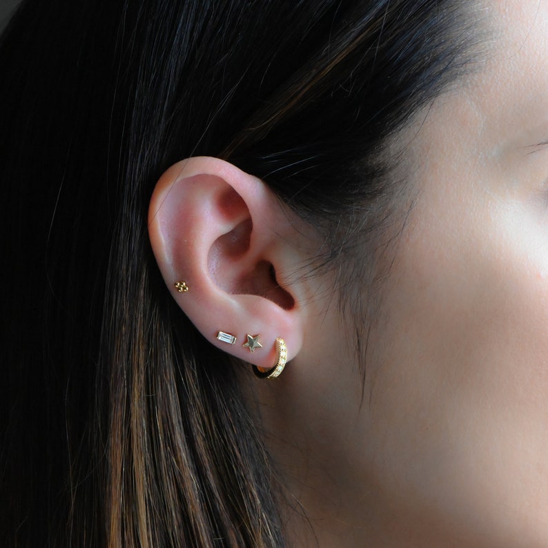 Pendientes de ópalo, pendientes de aro Huggie, joyería de ópalo, regalo de cumpleaños de octubre, pendientes de aro pequeños, pendientes delicados, pendientes minimalistas imagen 7