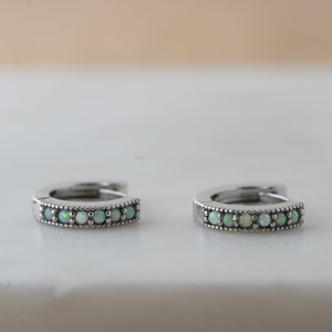 Pendientes de ópalo, pendientes de aro Huggie, joyería de ópalo, regalo de cumpleaños de octubre, pendientes de aro pequeños, pendientes delicados, pendientes minimalistas imagen 6
