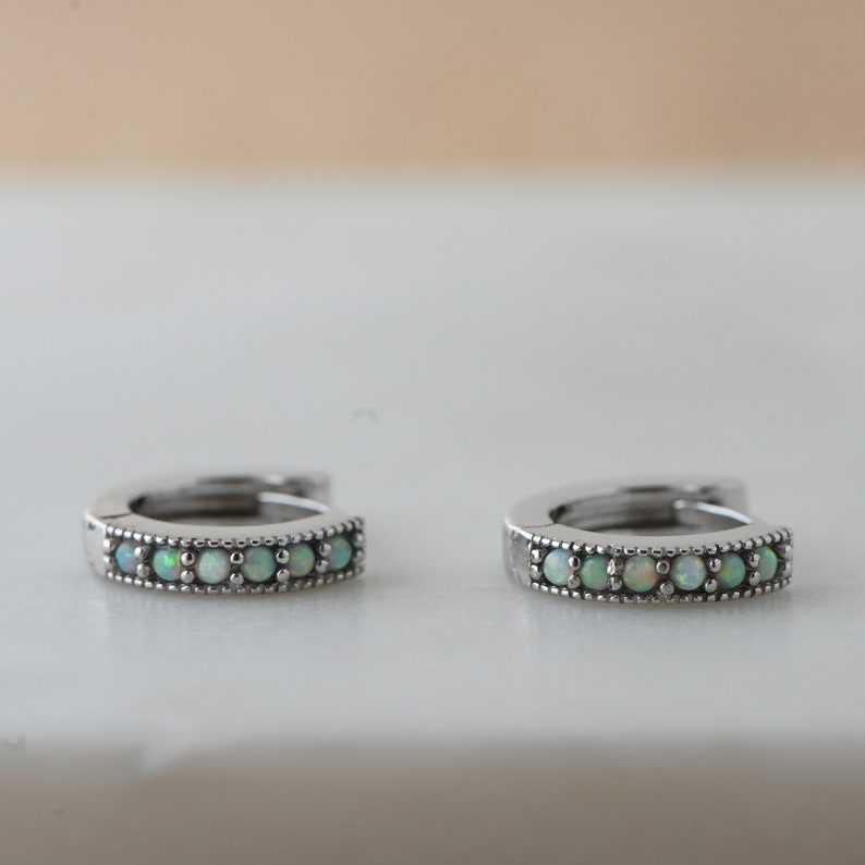 Pendientes de ópalo, pendientes de aro Huggie, joyería de ópalo, regalo de cumpleaños de octubre, pendientes de aro pequeños, pendientes delicados, pendientes minimalistas imagen 6