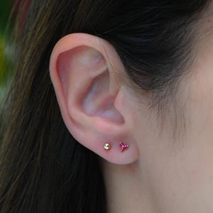 Tiny Ruby-stekers, Ruby-stekers, Oorknopjes, Sierlijke Oorknopjes, Kleine Oorknopjes, Tiny Stud Oorbellen, Minimalistische Oorbellen afbeelding 2