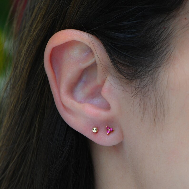 Tiny Ruby-stekers, Ruby-stekers, Oorknopjes, Sierlijke Oorknopjes, Kleine Oorknopjes, Tiny Stud Oorbellen, Minimalistische Oorbellen afbeelding 2