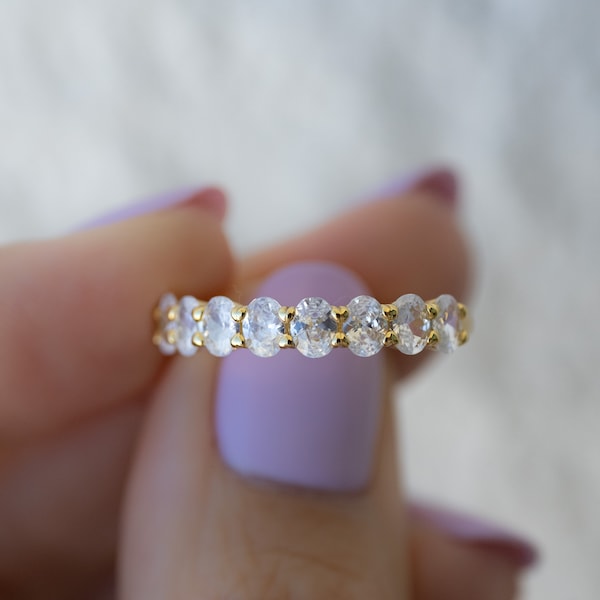 Bague diamant ovale, bague empilable, alliance diamant, alliance, bague minimaliste, bague délicate, bague superposable, cadeau pour elle, bague CZ, bague