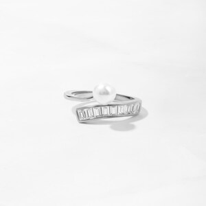 baguette ring with freshwater pearl ring design on a sterling silver ring