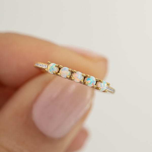 Anillo minimalista de ópalo con banda pavé, anillo apilable de ópalo, anillo de ópalo de plata de ley, oro o oro rosa.