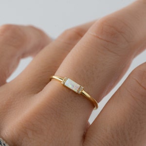 Anillo de ópalo, Anillo baguette, Anillo de ópalo delicado, Anillo minimalista, Anillo de apilamiento, Anillo de piedra de nacimiento de octubre, Regalo para ella,