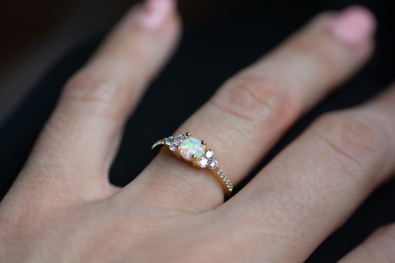 Anillo de ópalo blanco, anillo apilable de ópalo, anillo de ópalo blanco y circonita cúbica, anillo de ópalo dorado delicado, anillo de ópalo en plata esterlina, anillo de ópalo delicado, ópalo dorado imagen 6