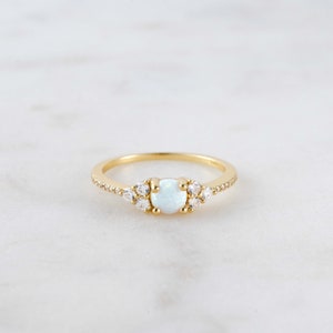 Anillo de ópalo blanco, anillo apilable de ópalo, anillo de ópalo blanco y circonita cúbica, anillo de ópalo dorado delicado, anillo de ópalo en plata esterlina, anillo de ópalo delicado, ópalo dorado imagen 3