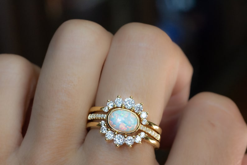 Zierlicher Opalring, Stapelring mit weißem Opal und CZ-Ring, Goldopalring, Sterlingsilber-Opalring, zarter Opalring, Brautjungfer Geschenk
