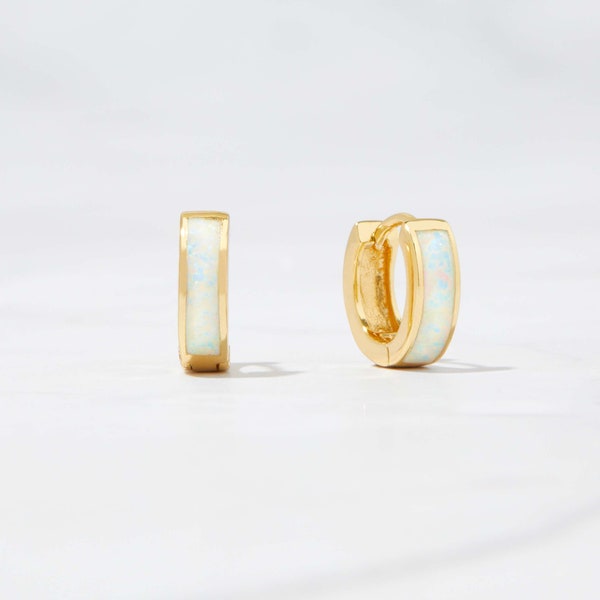 Boucles d’oreilles Opal Huggie, Boucles d’oreilles Small Gold Hoop, Cerceaux Opale, Boucles d’oreilles Gold Hoop, Boucles d’oreilles Gold Huggie, Boucle d’oreille Silver Opal Hoop, Boucle d’oreille Opale