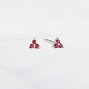 Tiny Ruby-stekers, Ruby-stekers, Oorknopjes, Sierlijke Oorknopjes, Kleine Oorknopjes, Tiny Stud Oorbellen, Minimalistische Oorbellen afbeelding 4