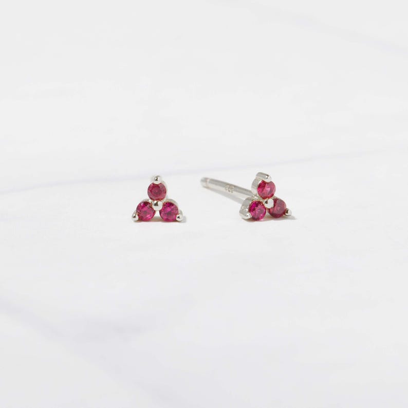 Tiny Ruby-stekers, Ruby-stekers, Oorknopjes, Sierlijke Oorknopjes, Kleine Oorknopjes, Tiny Stud Oorbellen, Minimalistische Oorbellen afbeelding 4
